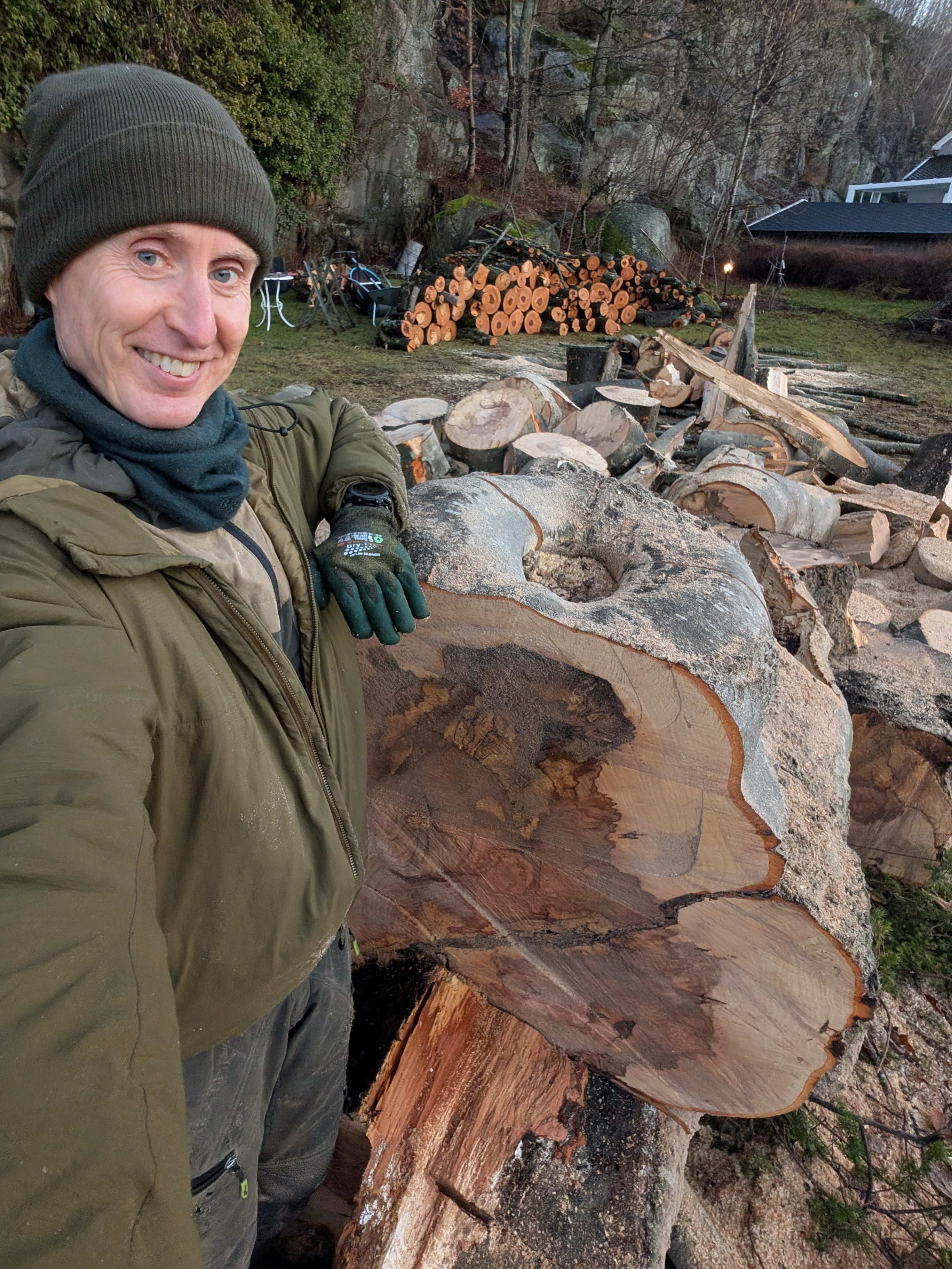 Lars ved kappet tømmer